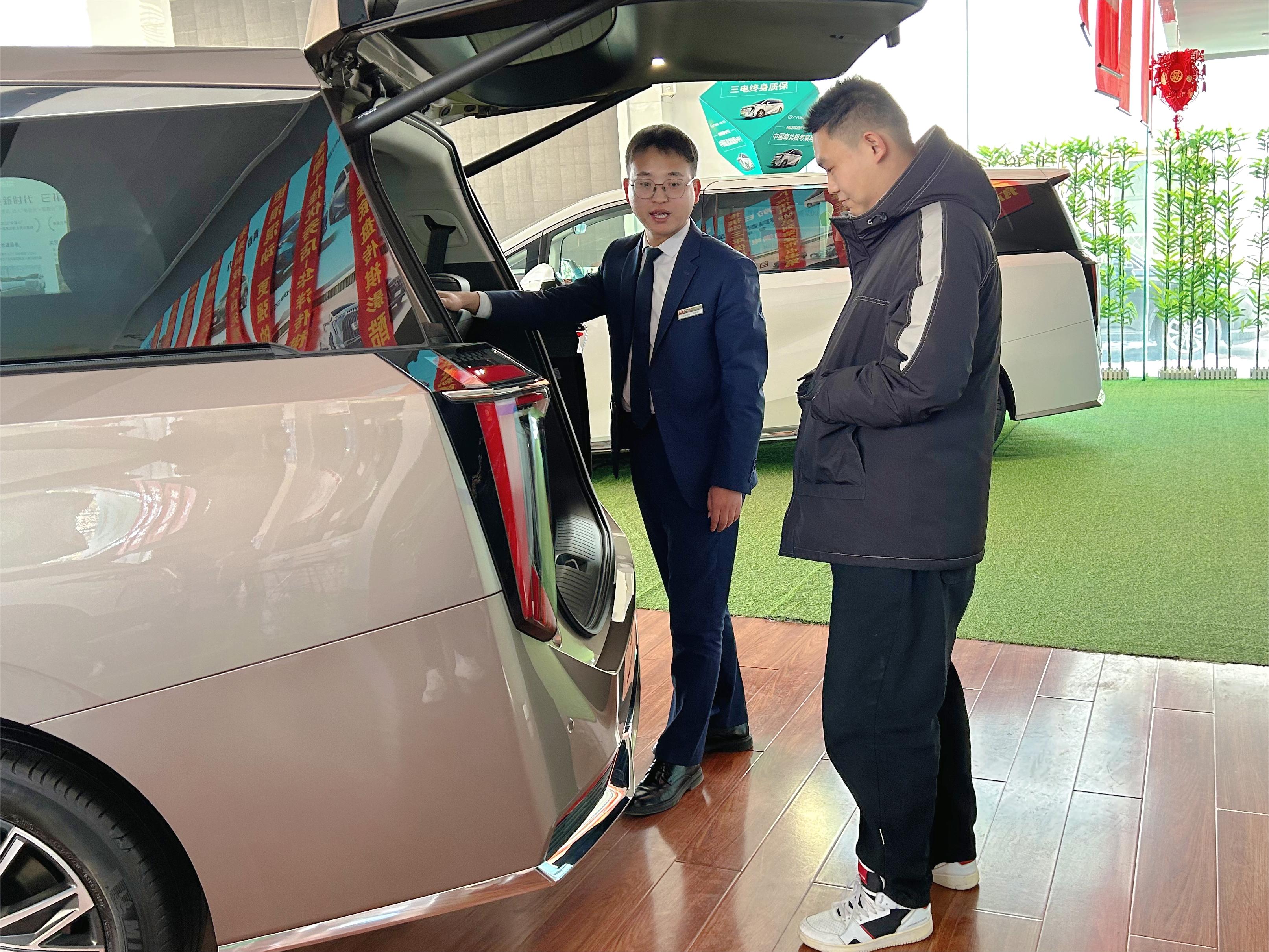 广汽传祺4s店 销售顾问 刘锋凯.jpg